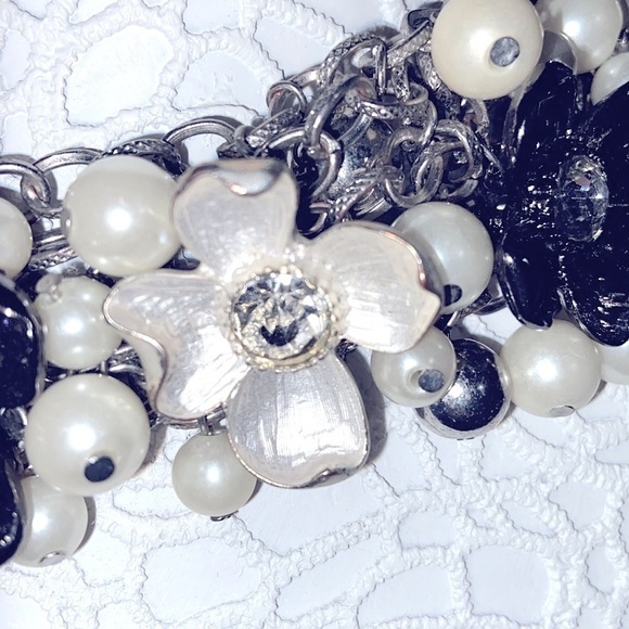 Women’s Necklace Black & White Metal Flower Faux Pearls Rhinestones Silvertone - Picture 3 of 5